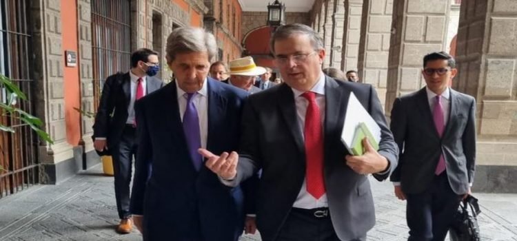 Ebrard anuncia con John Kerry que México trabaja en transición a energías limpias