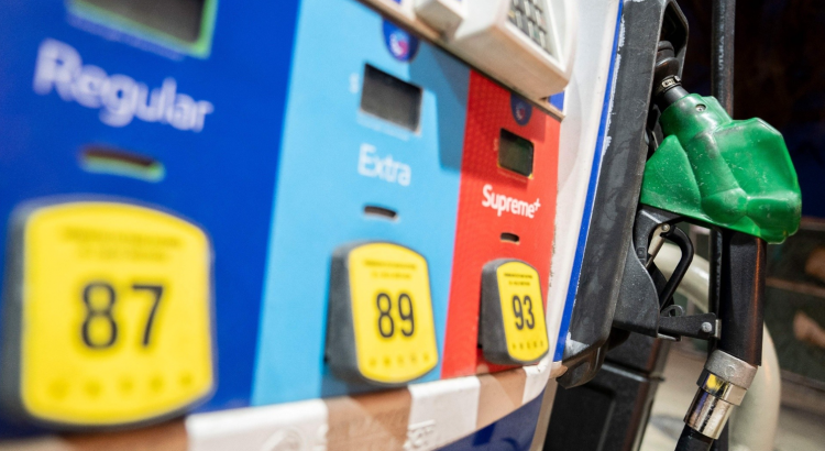 El precio promedio de gasolina en Estados Unidos alcanza nuevo récord, superando los 5 USD