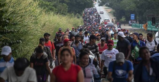 15,000 migrantes marchan rumbo a la frontera de EEUU