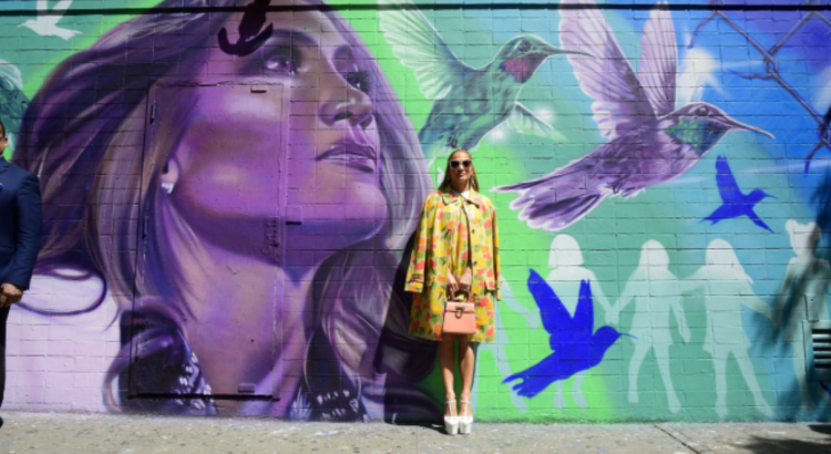JLo posa en el mural neoyorquino hecho en su honor