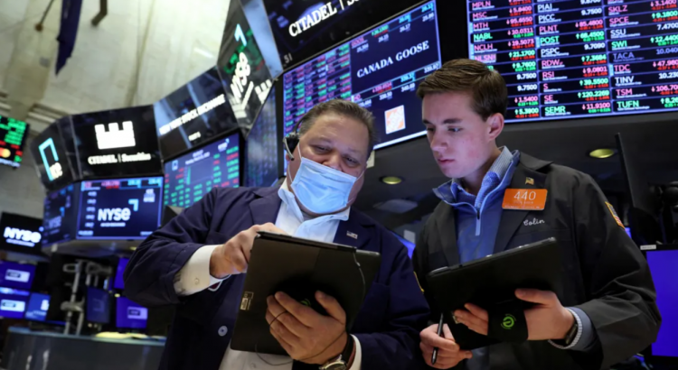 Wall Street sube a positivo tras aumento de tasas de interés de la Fed