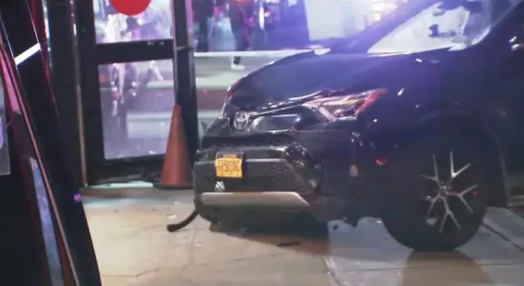 Vehículo impacta en restaurante de Nueva York, deja 22 heridos