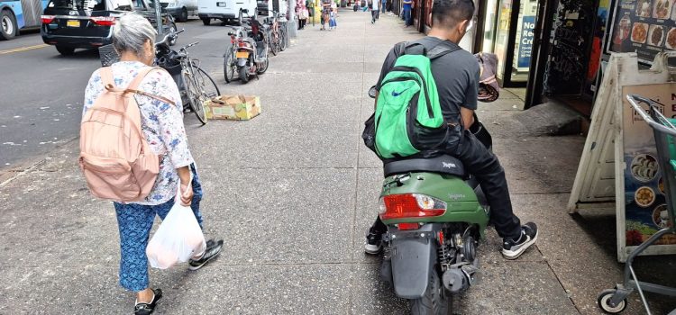 El Auge de las motocicletas en las aceras inquieta a los peatones en NYC