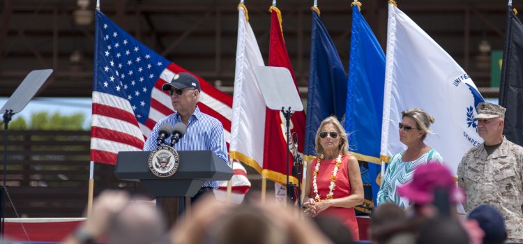 Joe Biden se dirige a Hawái tras uno de los incendios forestales más mortíferos en la historia de Estados Unidos