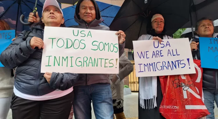 Inmigrantes en Nueva York piden al senador Schumer con urgencia una reforma migratoria equitativa