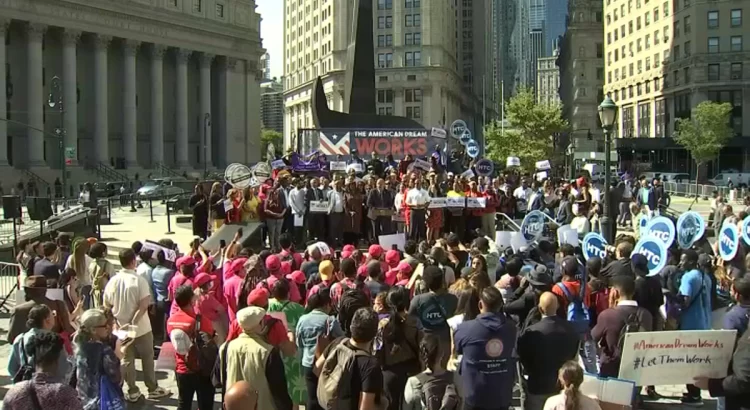 Agencias de NYC se ve obligada a recortar sus gastos para cubrir costos de la crisis migratoria