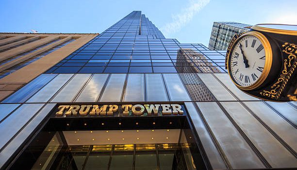 ¿Donald Trump estará enfrentando un cargo nuevo por reloj de calle en Nueva York?