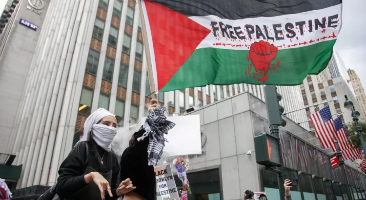 Manifestantes bloquean la estación Grand Central en Nueva York pidiendo un alto al fuego de Gaza