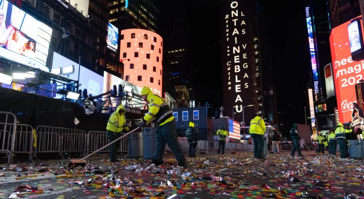 Sanidad limpia 100,000 libras de confeti en Nueva York