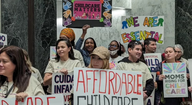 Aumenta la presión en Albany para garantizar cuidado infantil universal y mejorar salarios