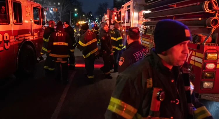 Pirómano provoca incendio al rociar combustible sobre tres vehículos en Queens