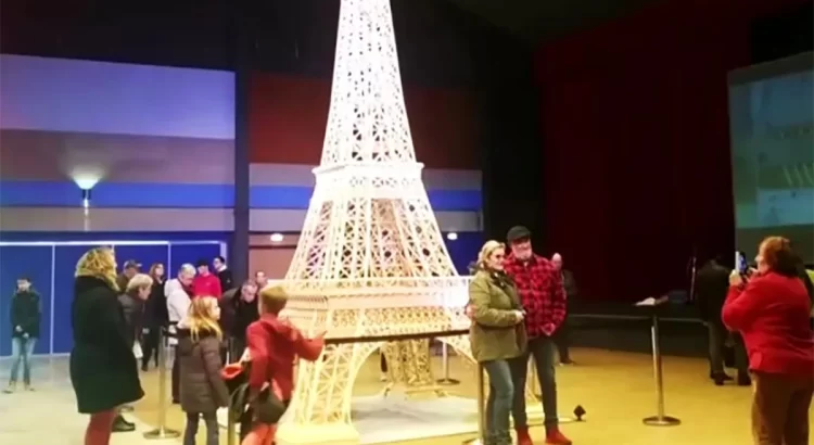 Entró al Guinness por construir una torre Eiffel con cerillos