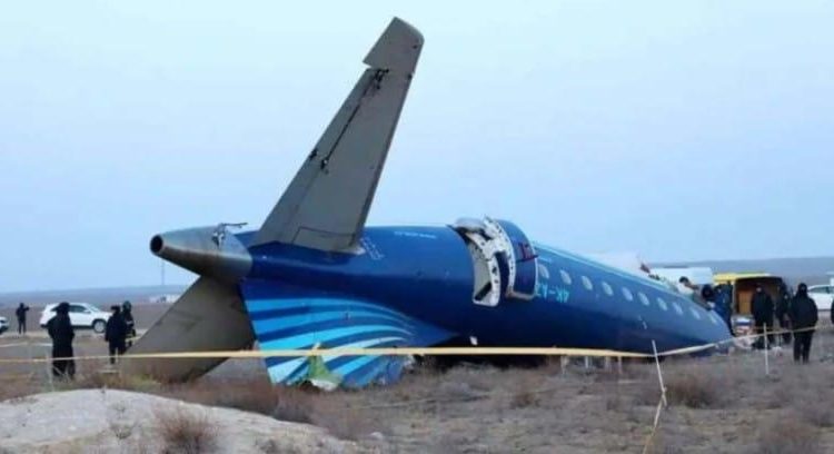 Azerbaiyán acusa a Rusia de derribar avión comercial en ruta a Kazajistán