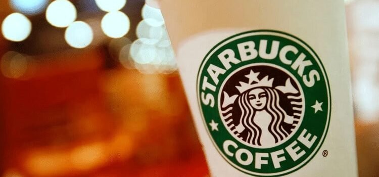 Repartidor se quema con un café y demanda a Starbucks por 50 mdd