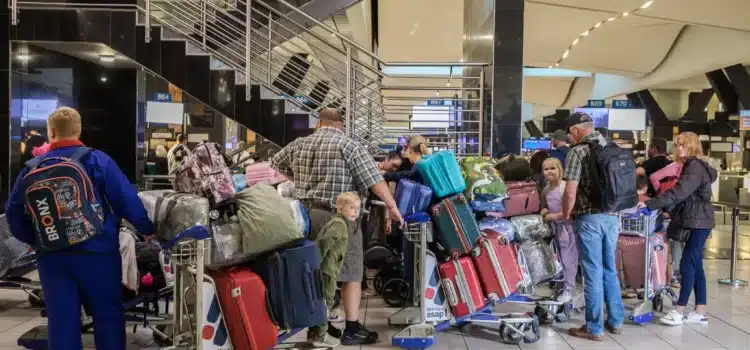 El primer grupo de sudafricanos blancos viaja a EU bajo el plan de refugiados de Trump