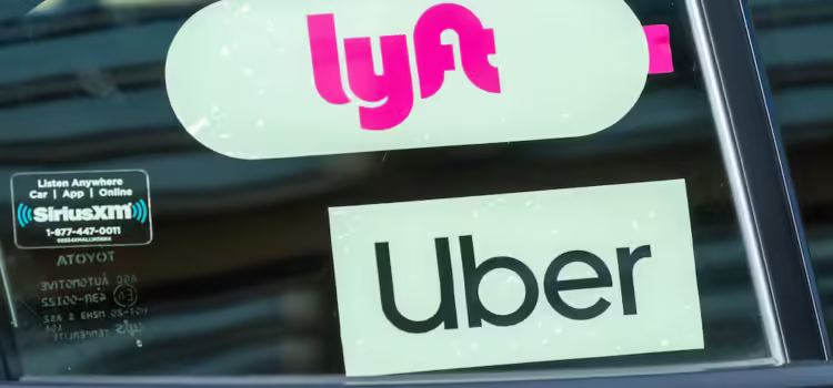 Conductores de Uber y Lyft recibirán aumento salarial y mayores protecciones en Nueva York