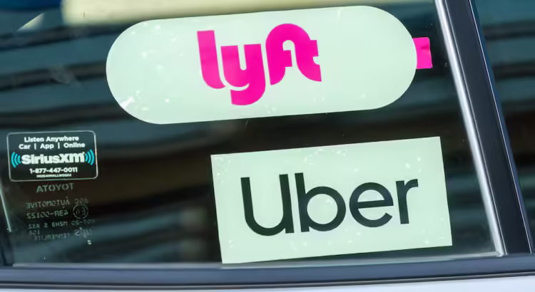 Conductores de Uber y Lyft recibirán aumento salarial y mayores protecciones en Nueva York