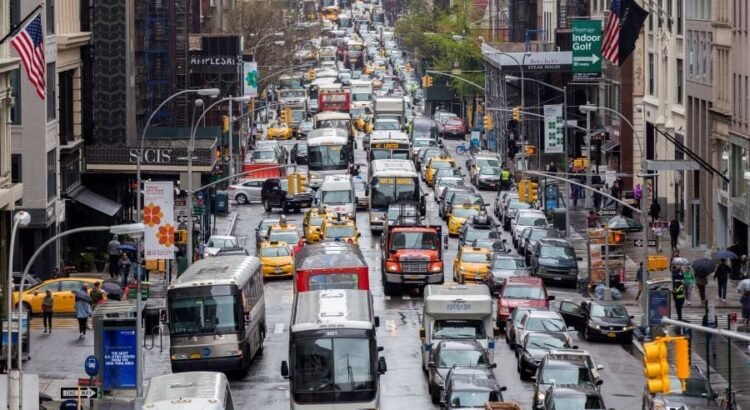Las tarifas por congestión reducen el tráfico en Nueva York y aumentan los ingresos después de los primeros seis meses, afirman los funcionarios.