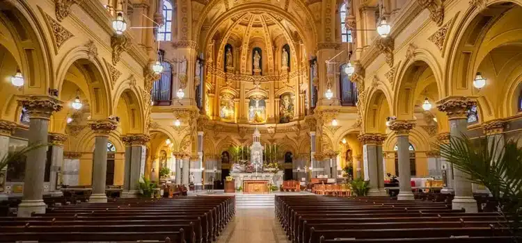 Las iglesias católicas LGBTQ+ amigables en la ciudad de Nueva York adoptan la inclusión y se convierten en refugios seguros para todos