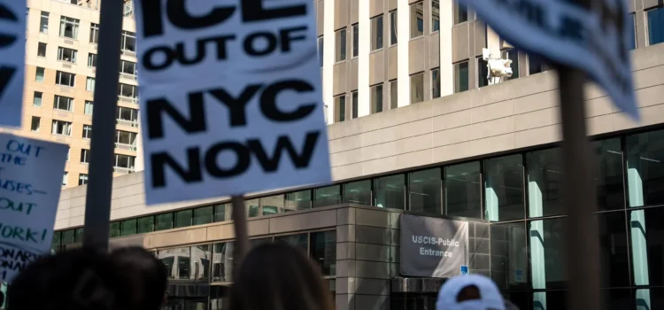 Un juez ordena a ICE mejorar condiciones en centros de detención en Nueva York
