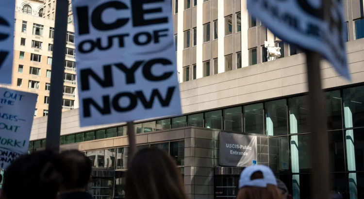 Un juez ordena a ICE mejorar condiciones en centros de detención en Nueva York