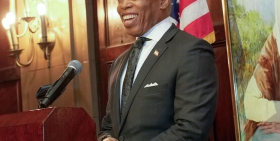 Alcalde Eric Adams impulsa los pequeños negocios latinos en NYC