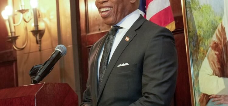 Alcalde Eric Adams impulsa los pequeños negocios latinos en NYC