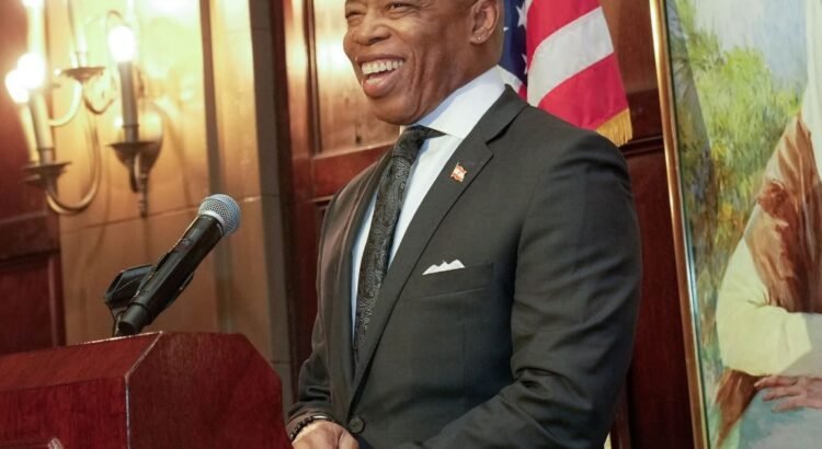 Alcalde Eric Adams impulsa los pequeños negocios latinos en NYC