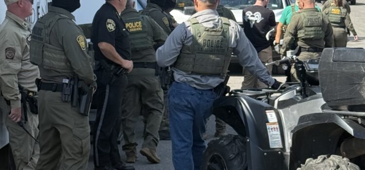 Agentes allanan planta en Nueva York y detienen a decenas de migrantes