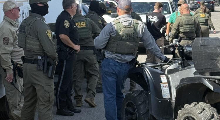 Agentes allanan planta en Nueva York y detienen a decenas de migrantes
