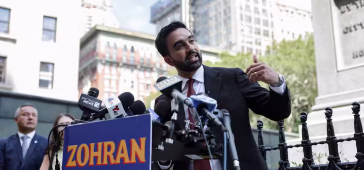 Candidatos a la alcaldía de Nueva York intensifican campaña en iglesias y el metro ante las elecciones