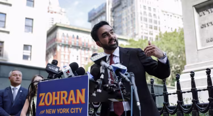 Candidatos a la alcaldía de Nueva York intensifican campaña en iglesias y el metro ante las elecciones