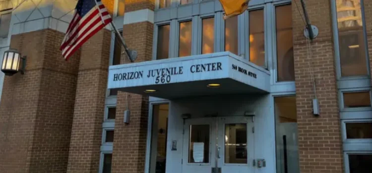 Nueva York propone norma para facilitar libertad condicional a delincuentes juveniles