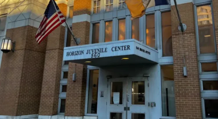 Nueva York propone norma para facilitar libertad condicional a delincuentes juveniles