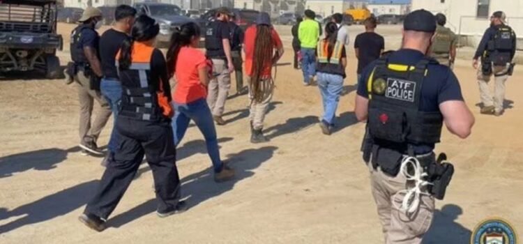 Agentes migratorios detienen a decenas de trabajadores en fábrica de Nueva York