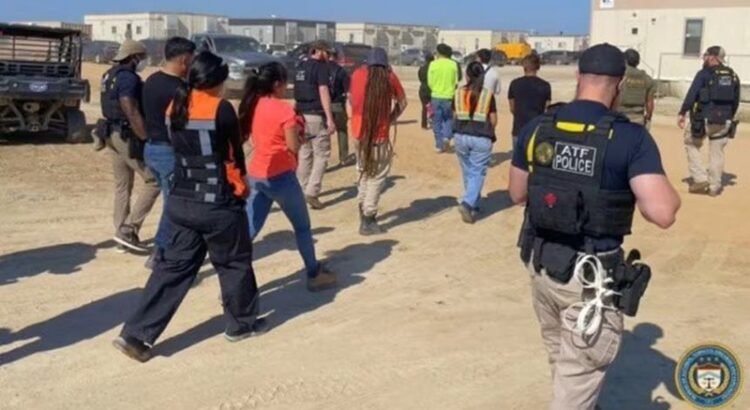Agentes migratorios detienen a decenas de trabajadores en fábrica de Nueva York