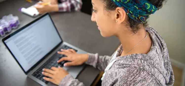 Nueva York entregará 350,000 laptops gratis a estudiantes de escuelas públicas