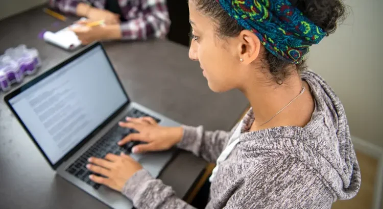 Nueva York entregará 350,000 laptops gratis a estudiantes de escuelas públicas