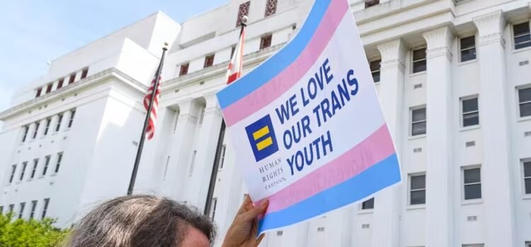 Las escuelas de Nueva York defienden a estudiantes trans y enfrentan recortes