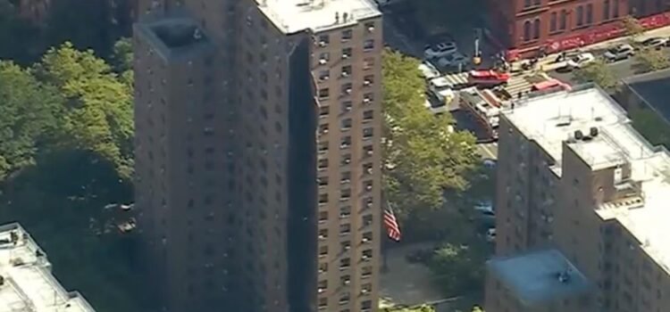 Se derrumba parte de un edificio de apartamentos en Nueva York; no se reportan heridos
