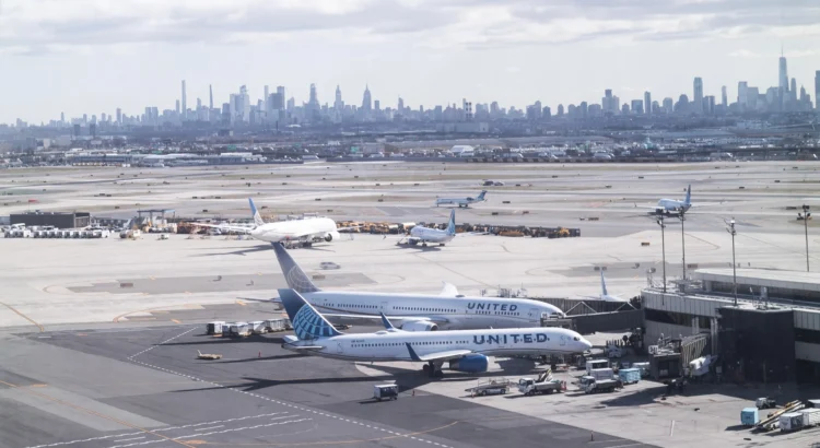 Cuatro aeropuertos del área metropolitana de Nueva York reducirán sus vuelos a partir del viernes Cuatro aeropuertos del área metropolitana de Nueva York reducirán sus vuelos a partir del viernes
