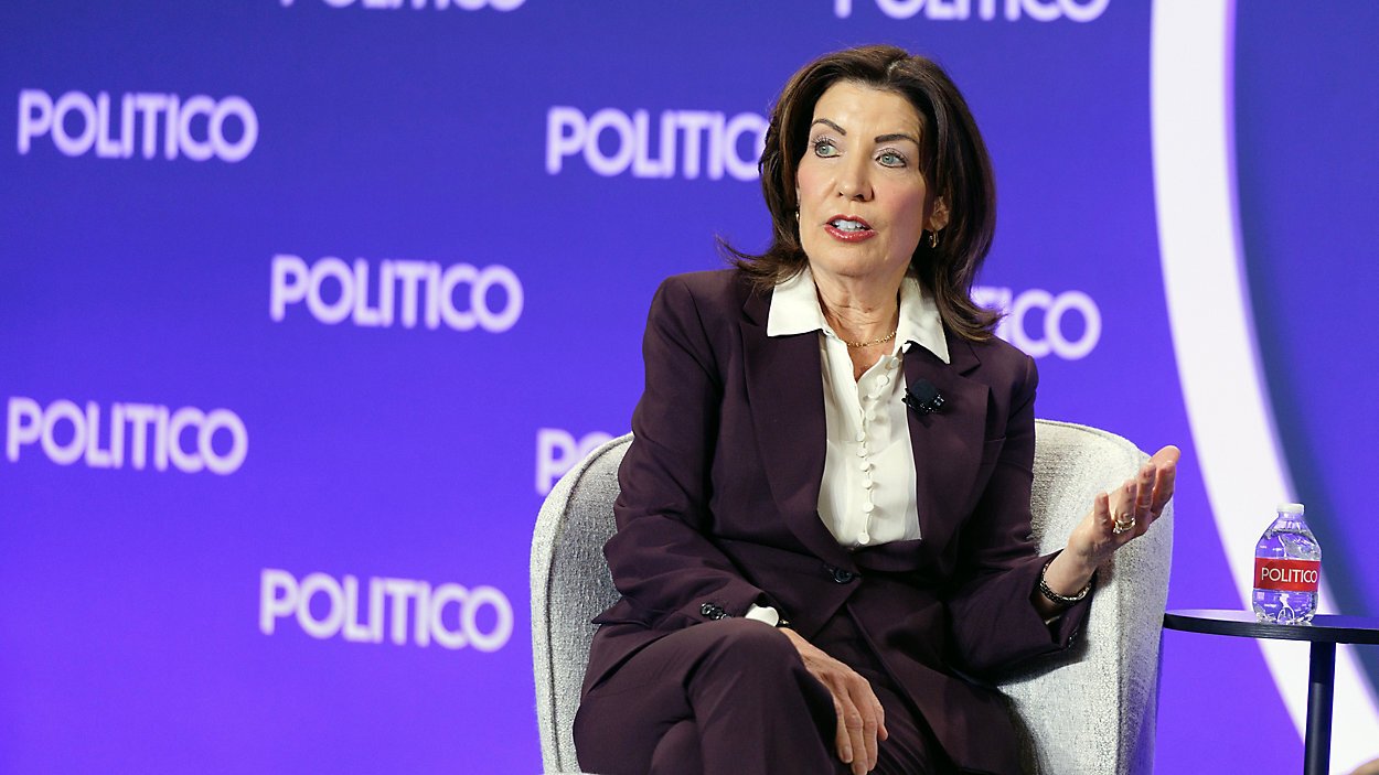 Hochul advierte que los nuevos impuestos pueden hacer que los ricos se vayan de Nueva York