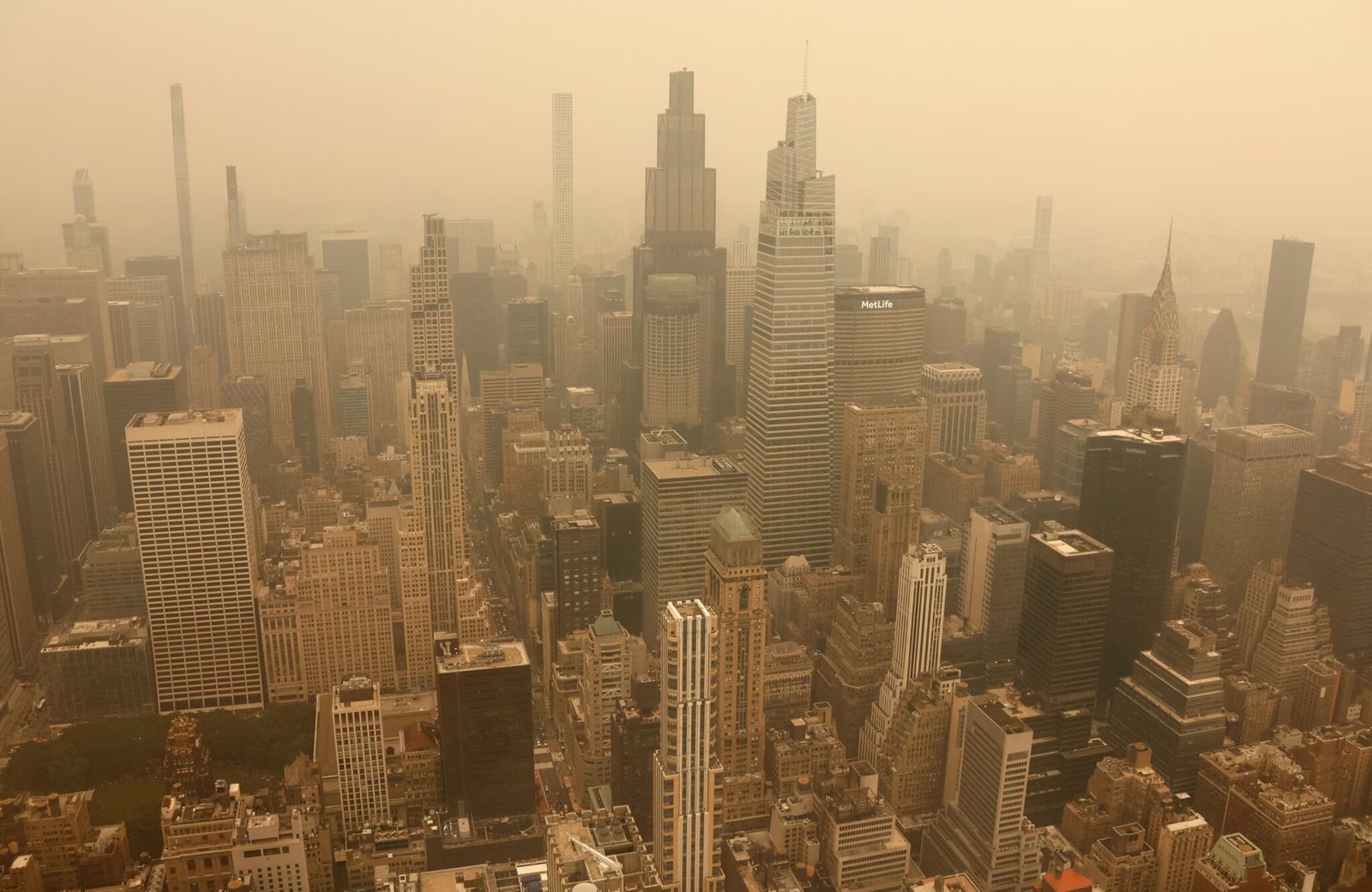 El peligroso humo de los incendios forestales envuelve la ciudad de Nueva York; Mamdani recomienda quedarse en casa.