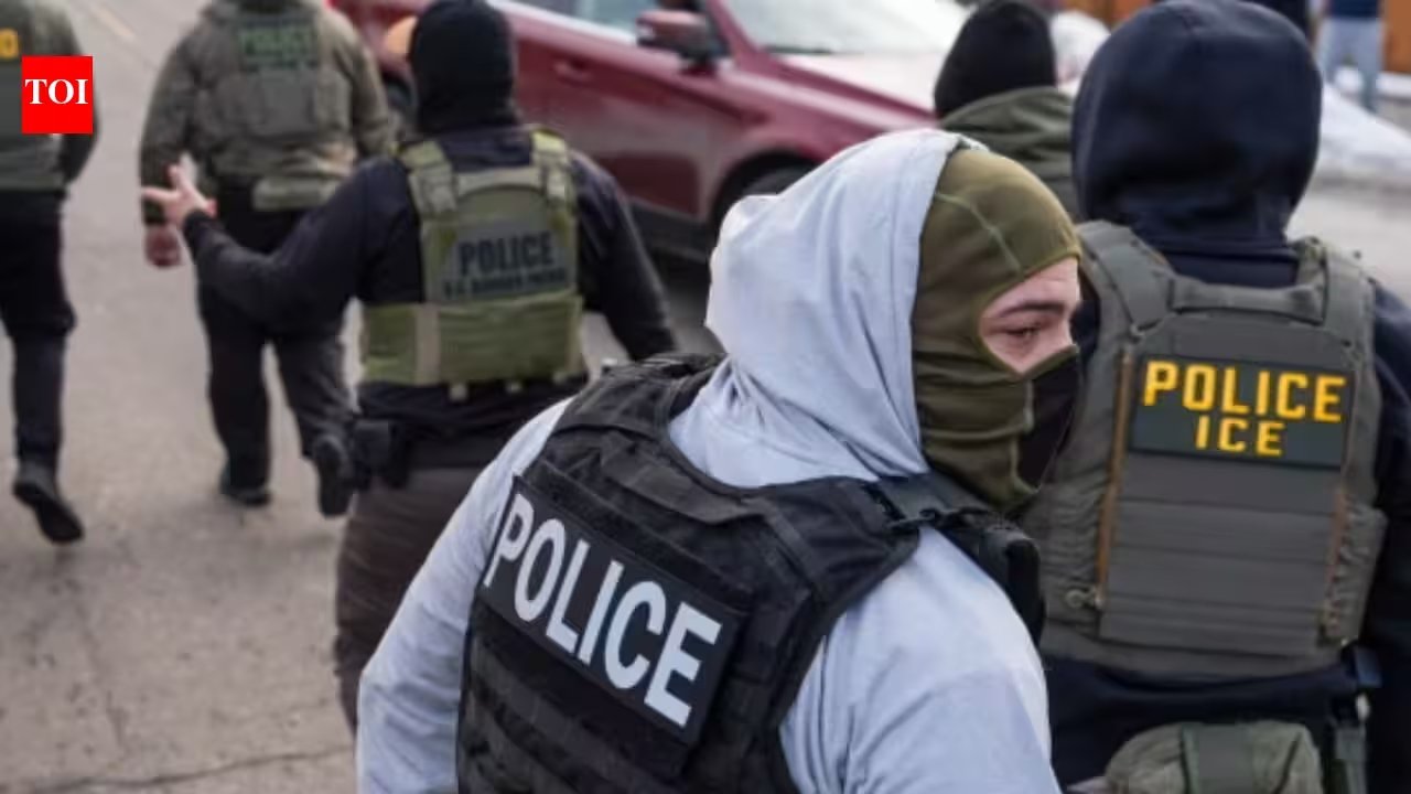 Un juez federal estadounidense bloquea la prohibición de Nueva York sobre el uso de mascarillas por parte de los agentes del ICE.