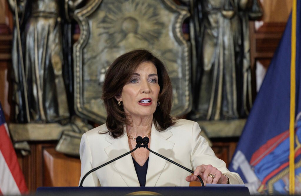 Nueva York se adherirá al programa federal de elección de escuelas privadas, según Hochul.
